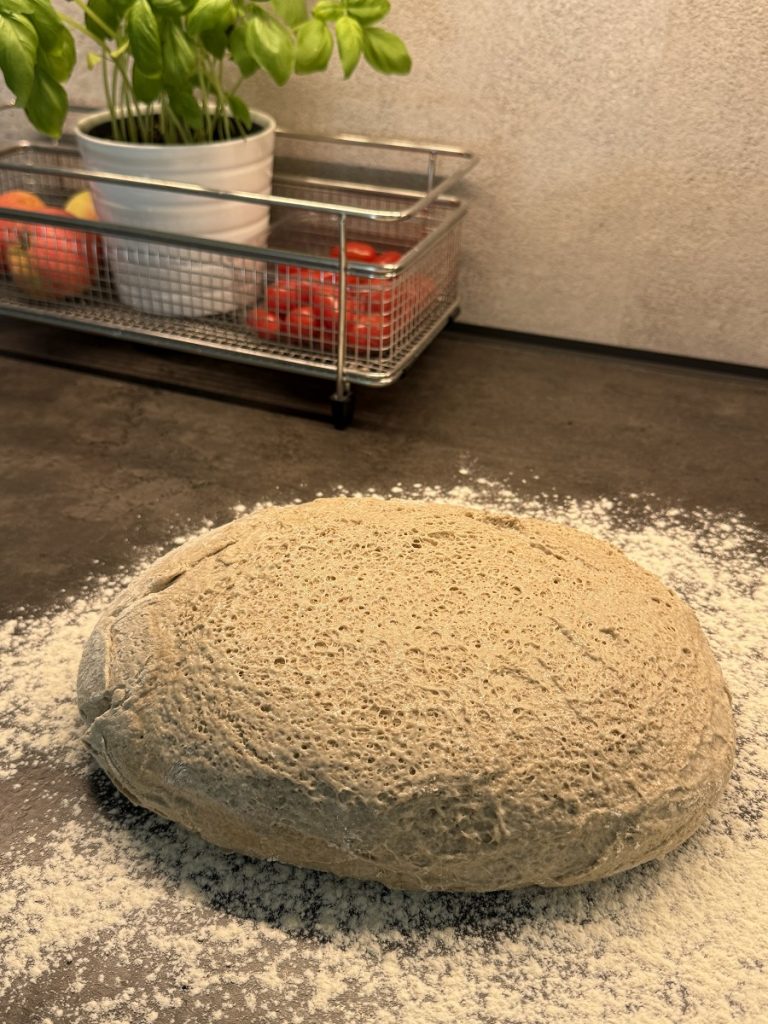 auf eine bemehlte Arbeitsfläche stürzen