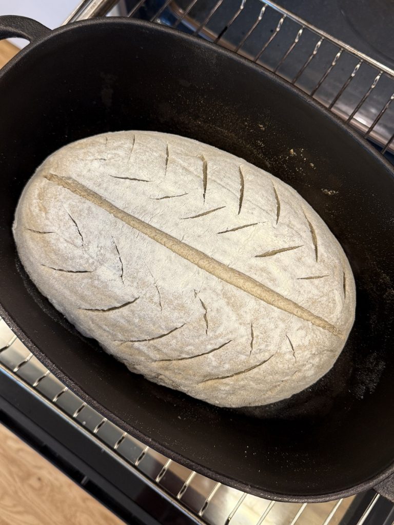 ab in den vorgeheizten Gusstopf und backen