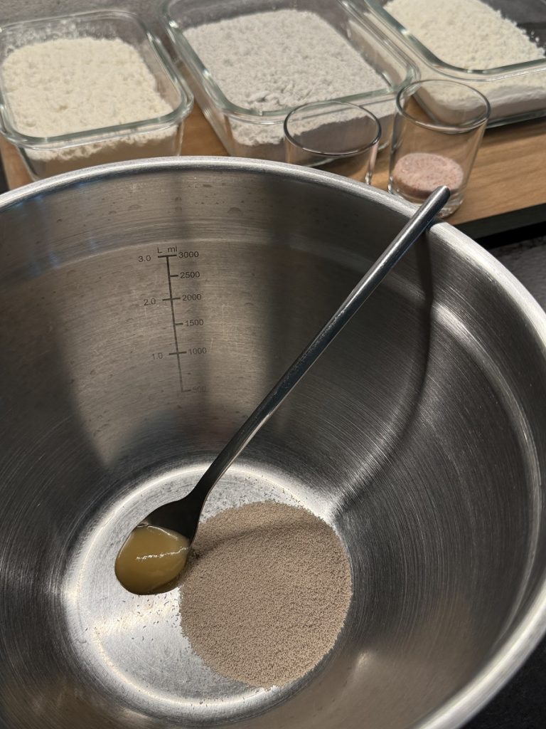 Honig und Hefe in eine Schüssel geben