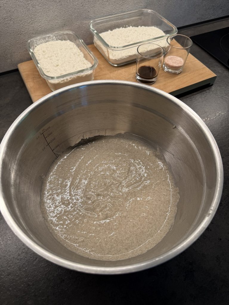 Roggenmehl dazugeben und verrühren